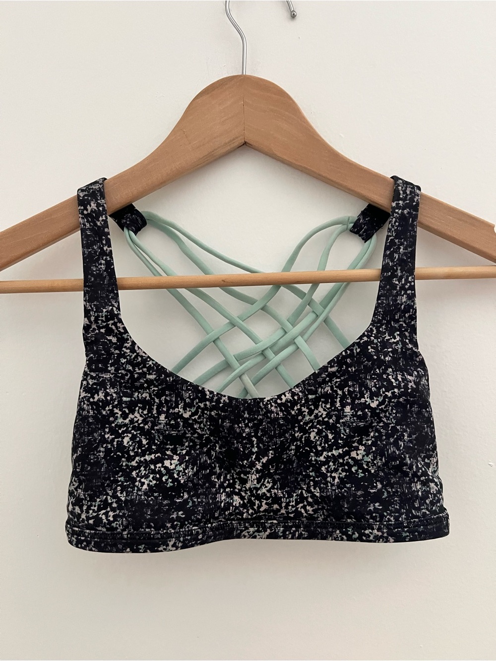Lululemon Strappy Back Black & Mint Sports Bralette size 2